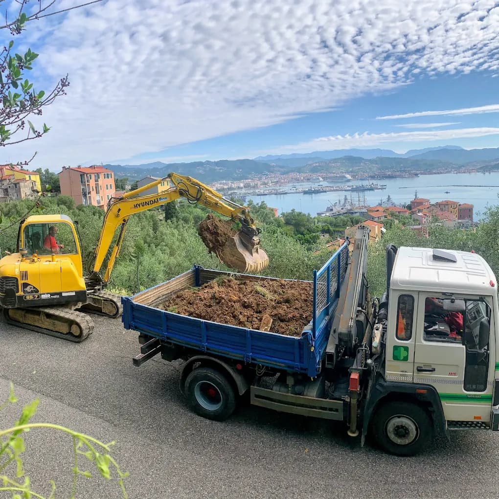 Escavatore ADM impegnato in uno scavo e movimentazione terra in quota