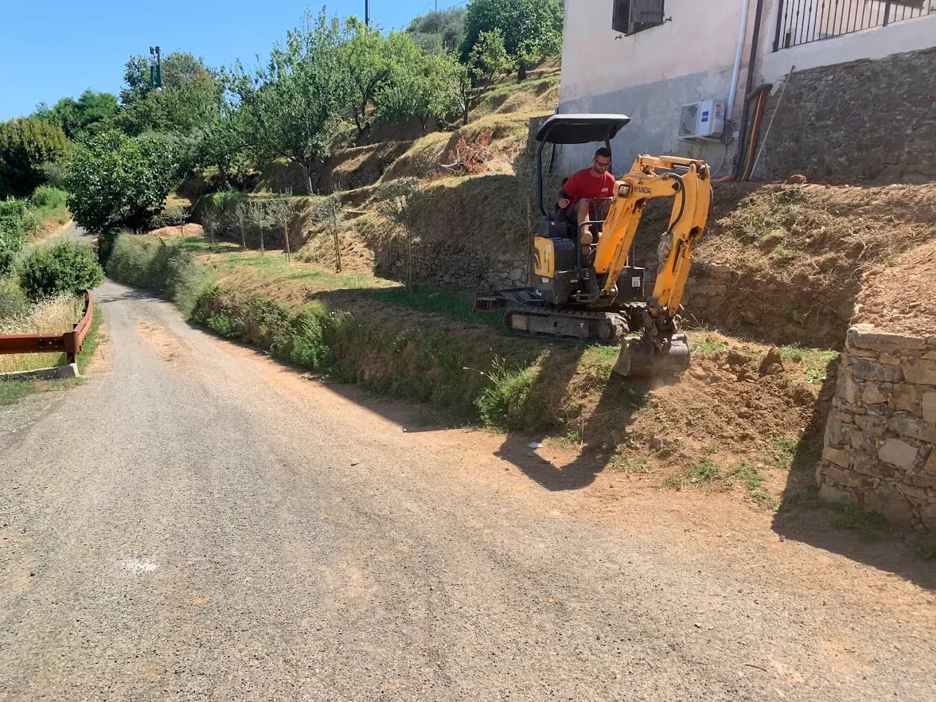 Escavatore compatto ADM al lavoro in uno spazio ristretto