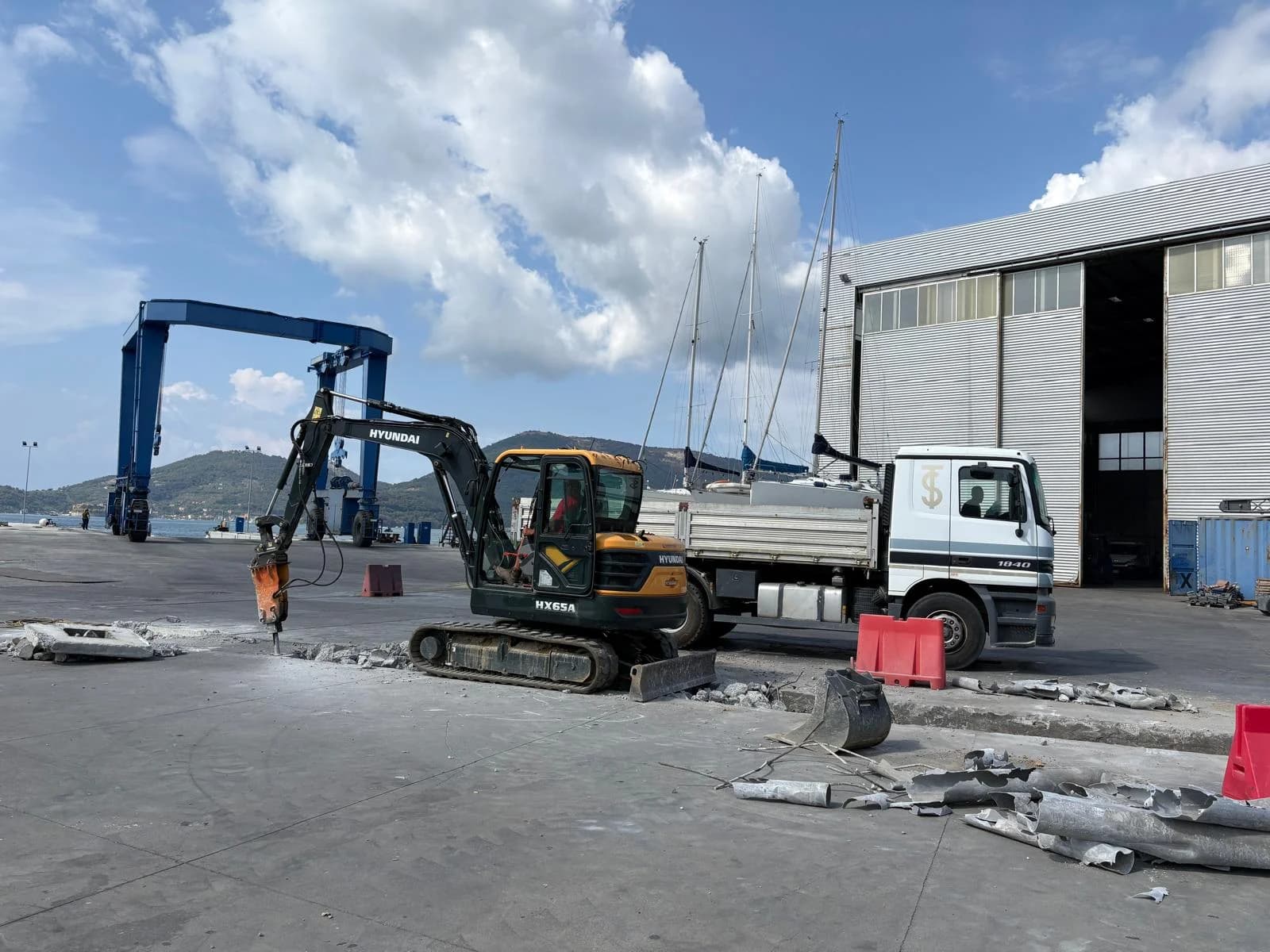 Vista delle lavorazioni nel piazzale dei Cantieri Navali di La Spezia