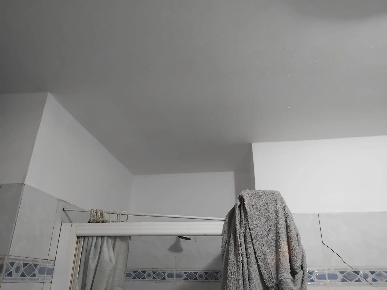 Bagno con doccia dopo il risanamento edile del soffitto