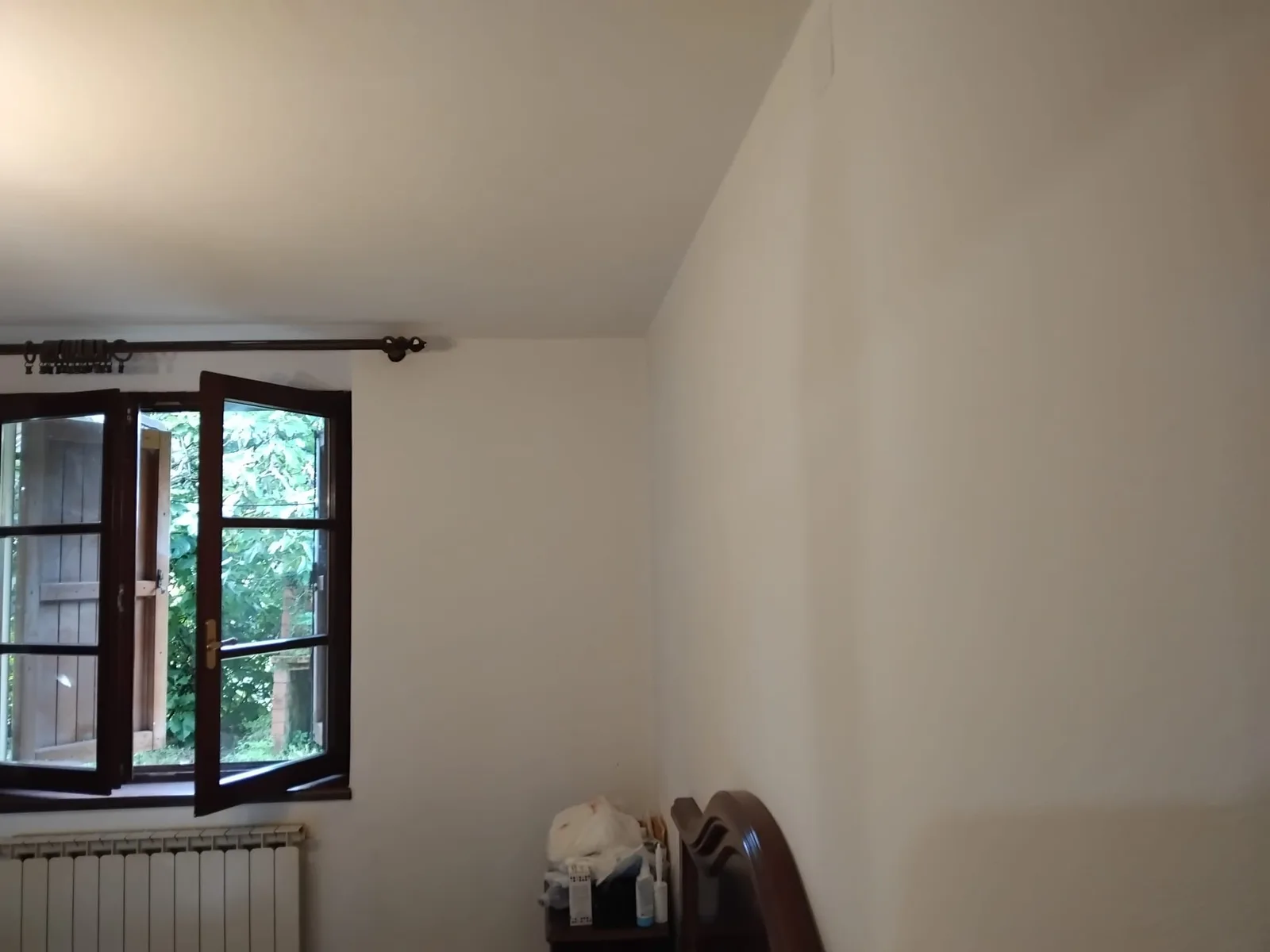 Camera con finestra dopo il risanamento edile delle pareti