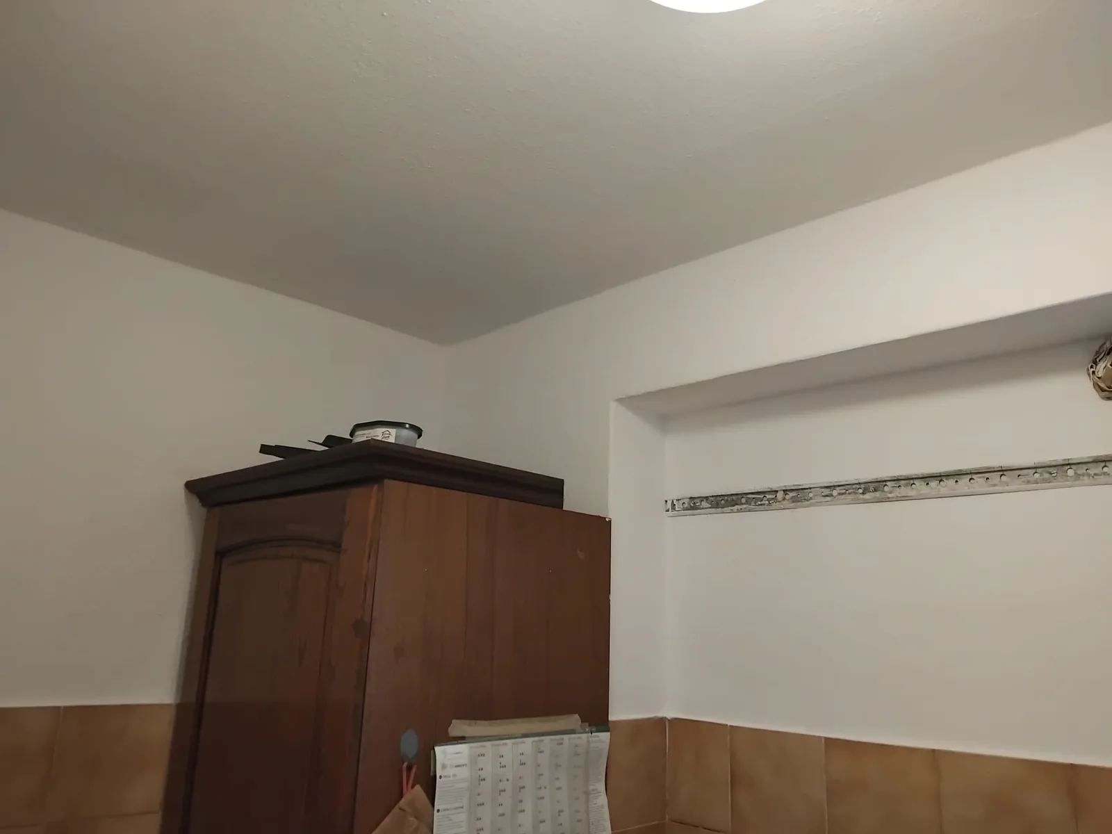 Cucina con armadio e termosifone dopo il risanamento edile ADM