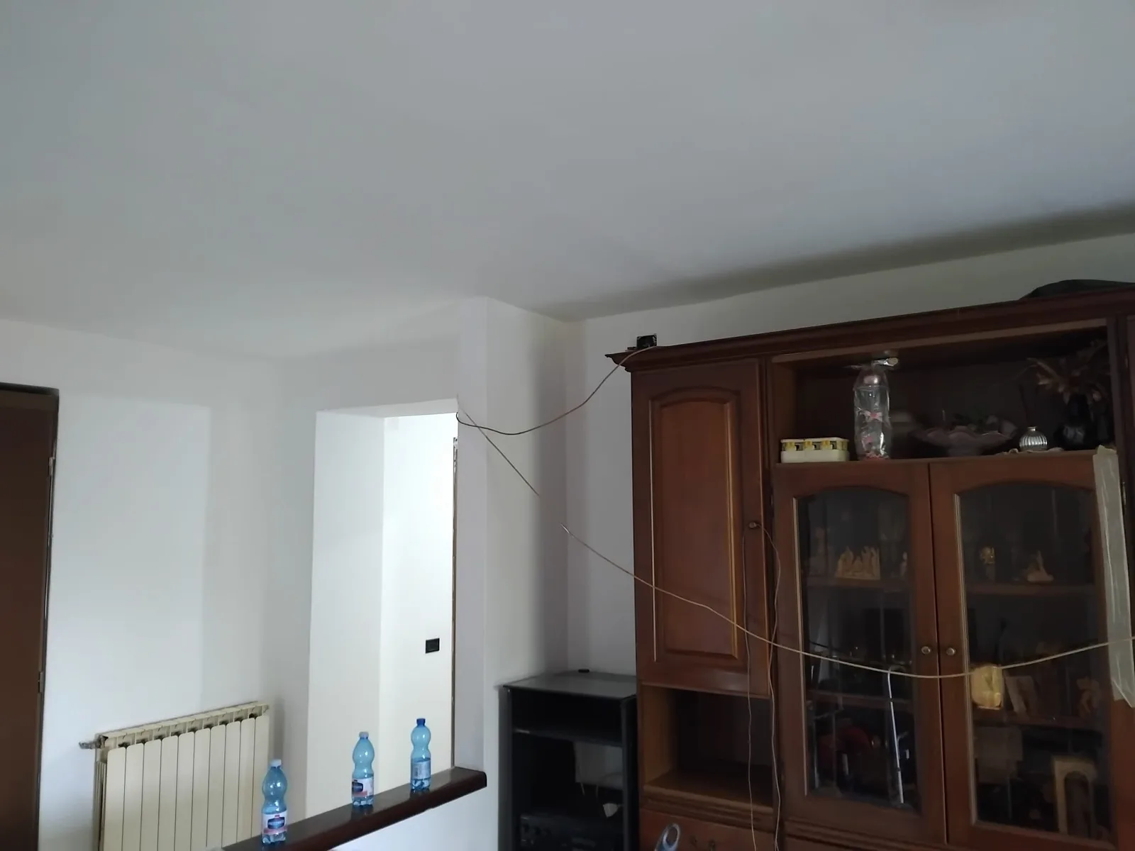 Soggiorno con stufa dopo il risanamento edile delle pareti